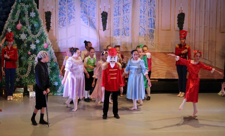 RS -- Art Maker Drosselmeyer Nutcracker