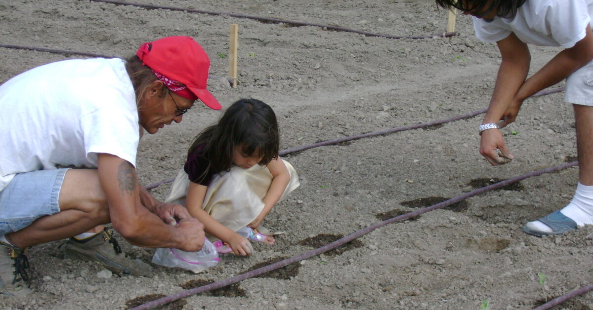 08_SBAG_little girl helping in the garden 003