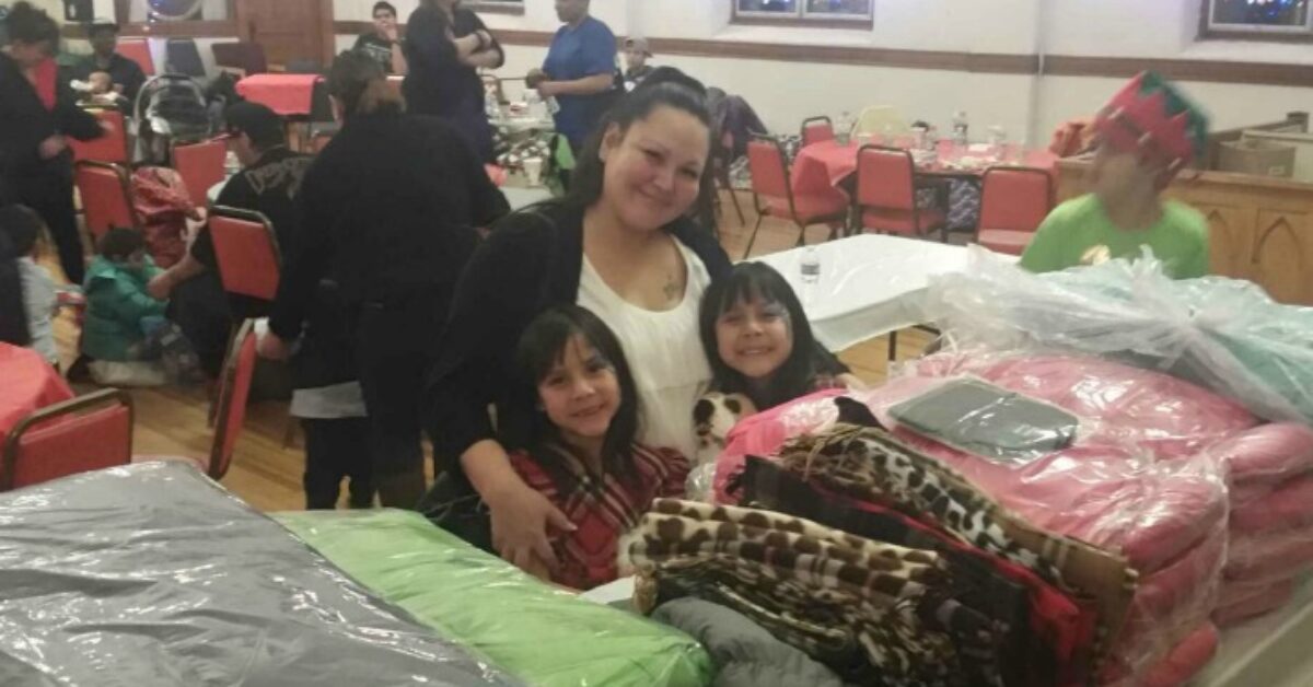 FY16_171_DIFRC_mom_with_2_kids_crop